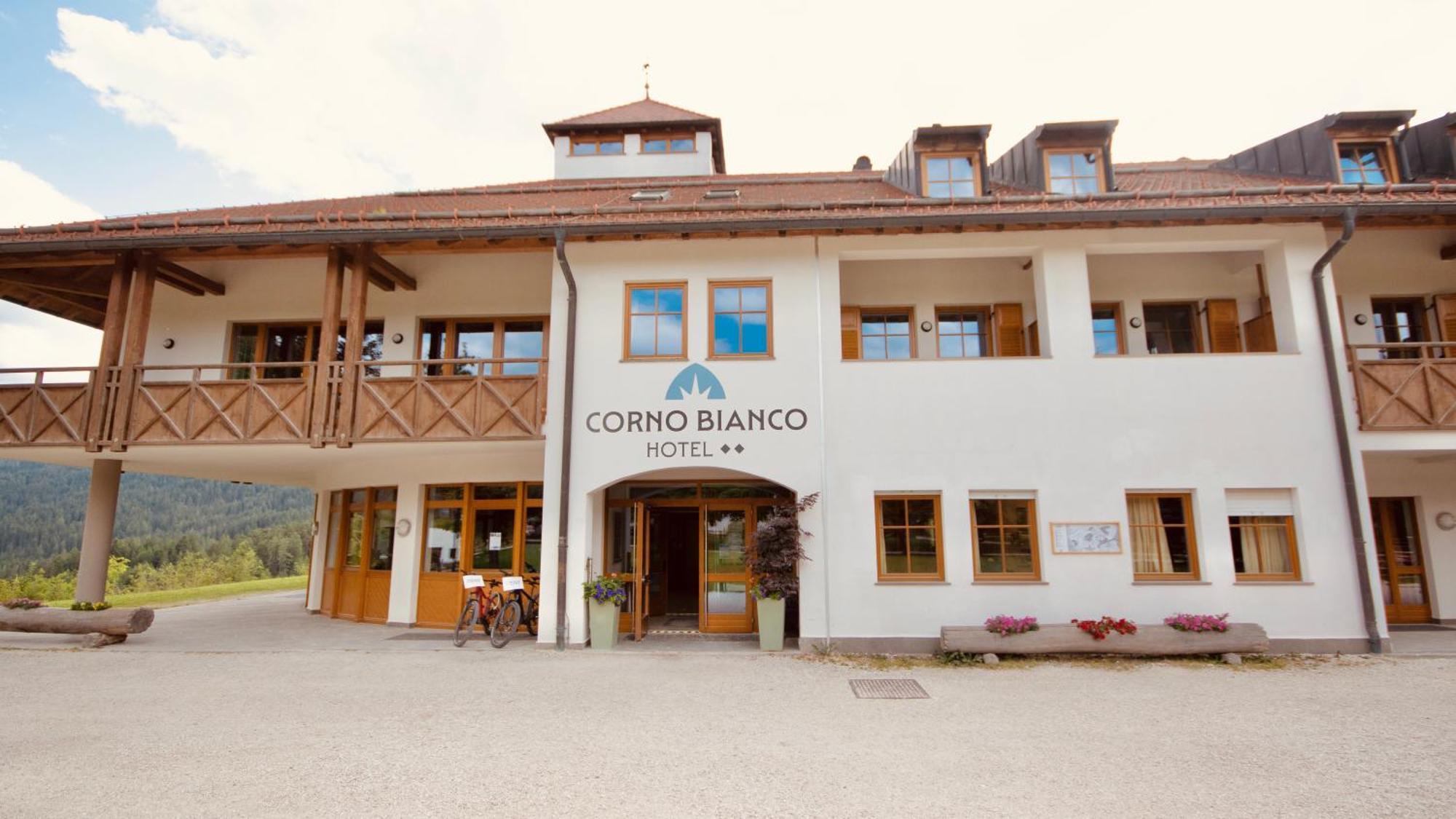 Hotel Corno Bianco Nova Ponente Eksteriør bilde