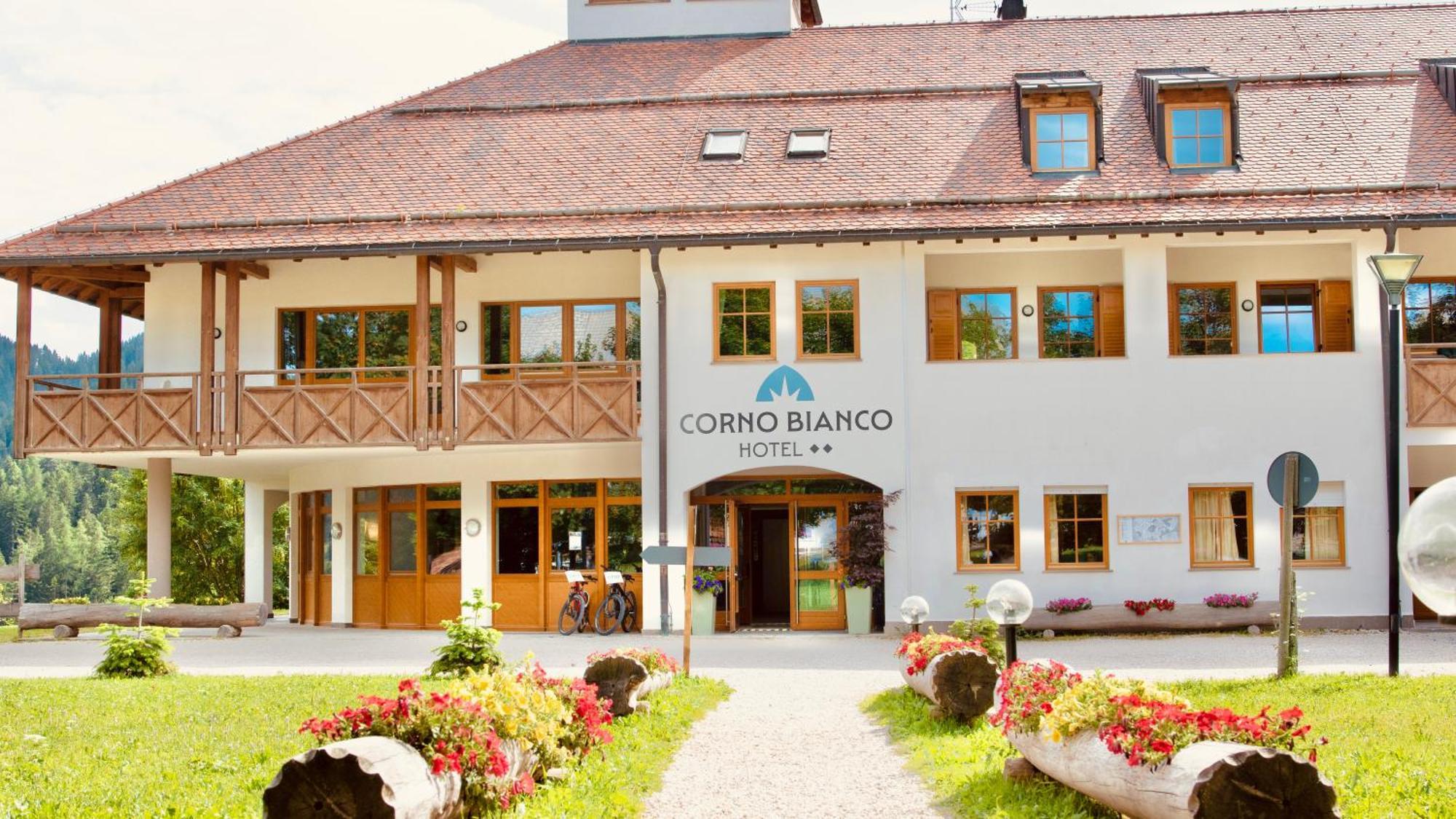 Hotel Corno Bianco Nova Ponente Eksteriør bilde